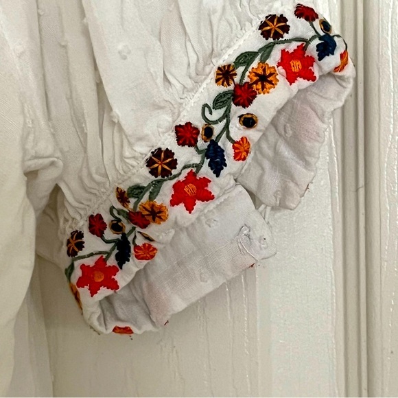 Solitaire Anthropologie Embroidered Flower Detailed White Peasant Top Size Small - Picture 5 of 5